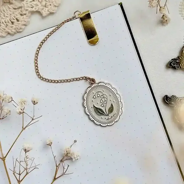 Leela Journals – Marcapáginas esmaltado – Framed Lily of the Valley