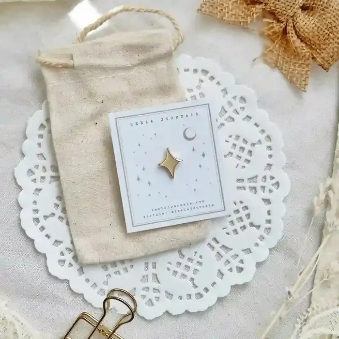 Leela Journals – Pin Esmaltado Mini – Gold Star