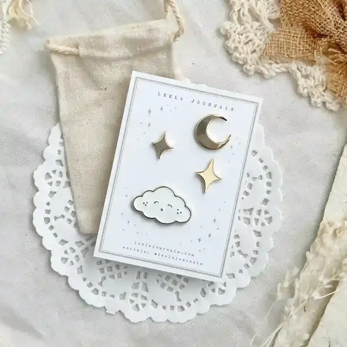 Leela Journals – Set Pin Esmaltado – Sleepy Cloud